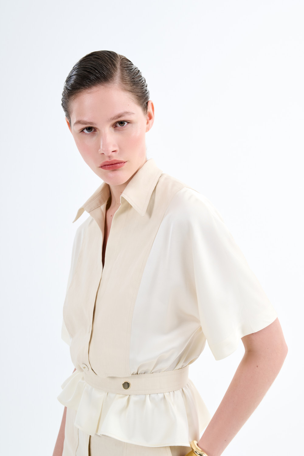 Блузка с коротким рукавом и декоративным поясом
